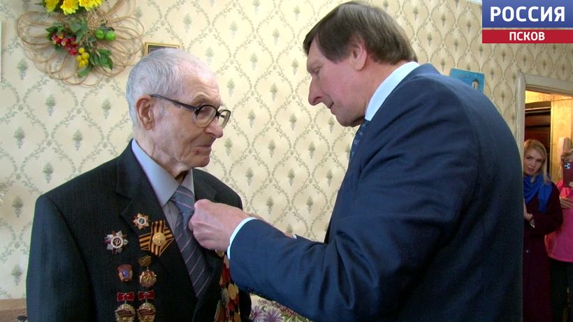 Ветеран Петр Веденеев получил медаль к 80-летию Победы