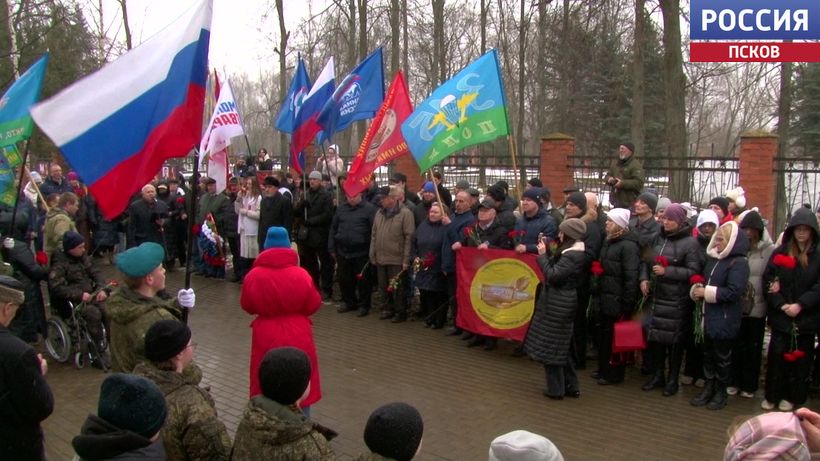 В Великих Луках почтили память героев-десантников 6-й роты