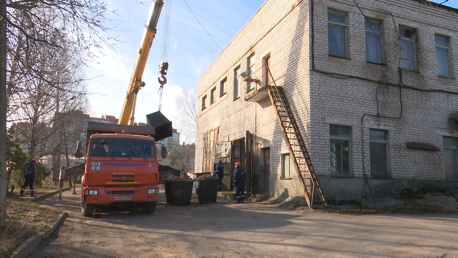 Тряпки, подгузники, жир и цемент: что псковичи бросают в канализацию и к чему это приводит