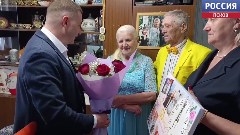 Пример для молодого поколения: глава Дедовичского округа поздравил супругов Литвиненко с 65-летием совместной жизни