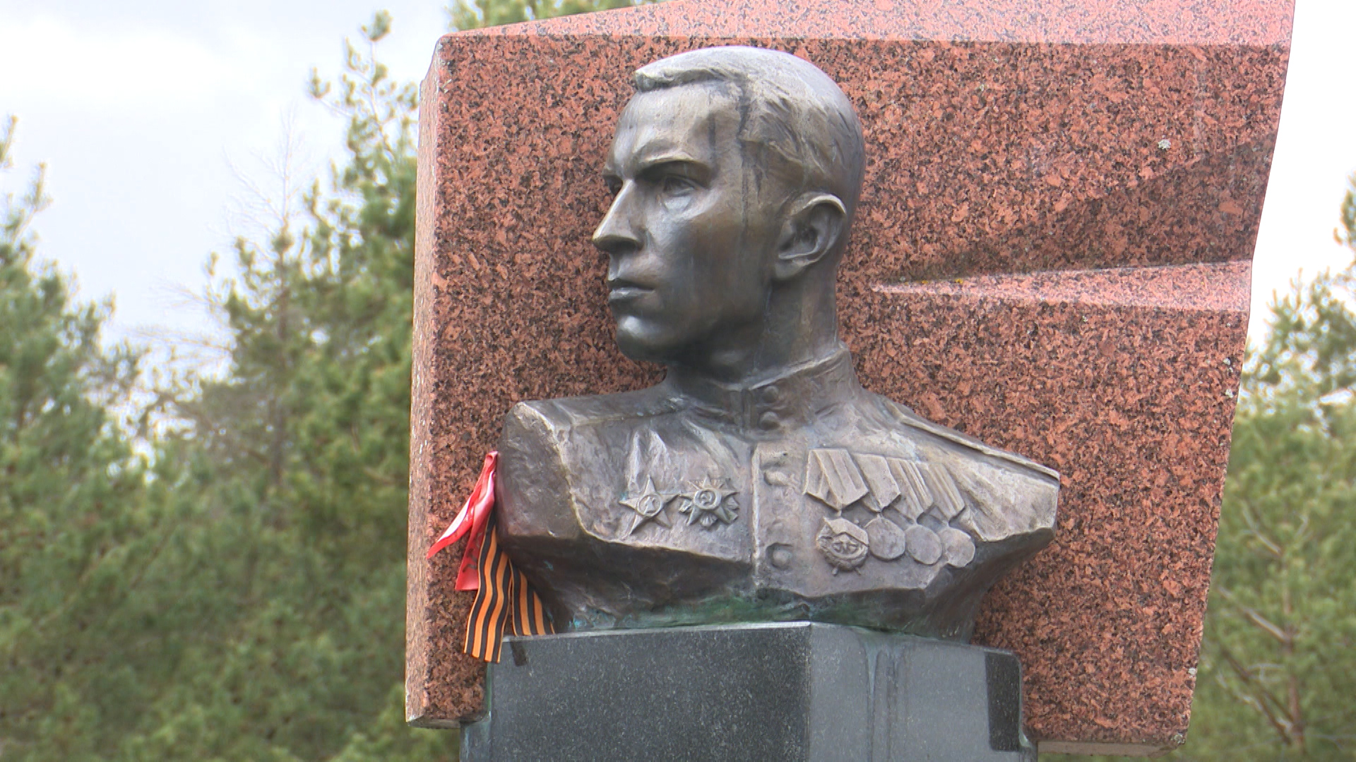 В Пскове почтили память Михаила Минина - героя, который первым поднял знамя над Рейхстагом