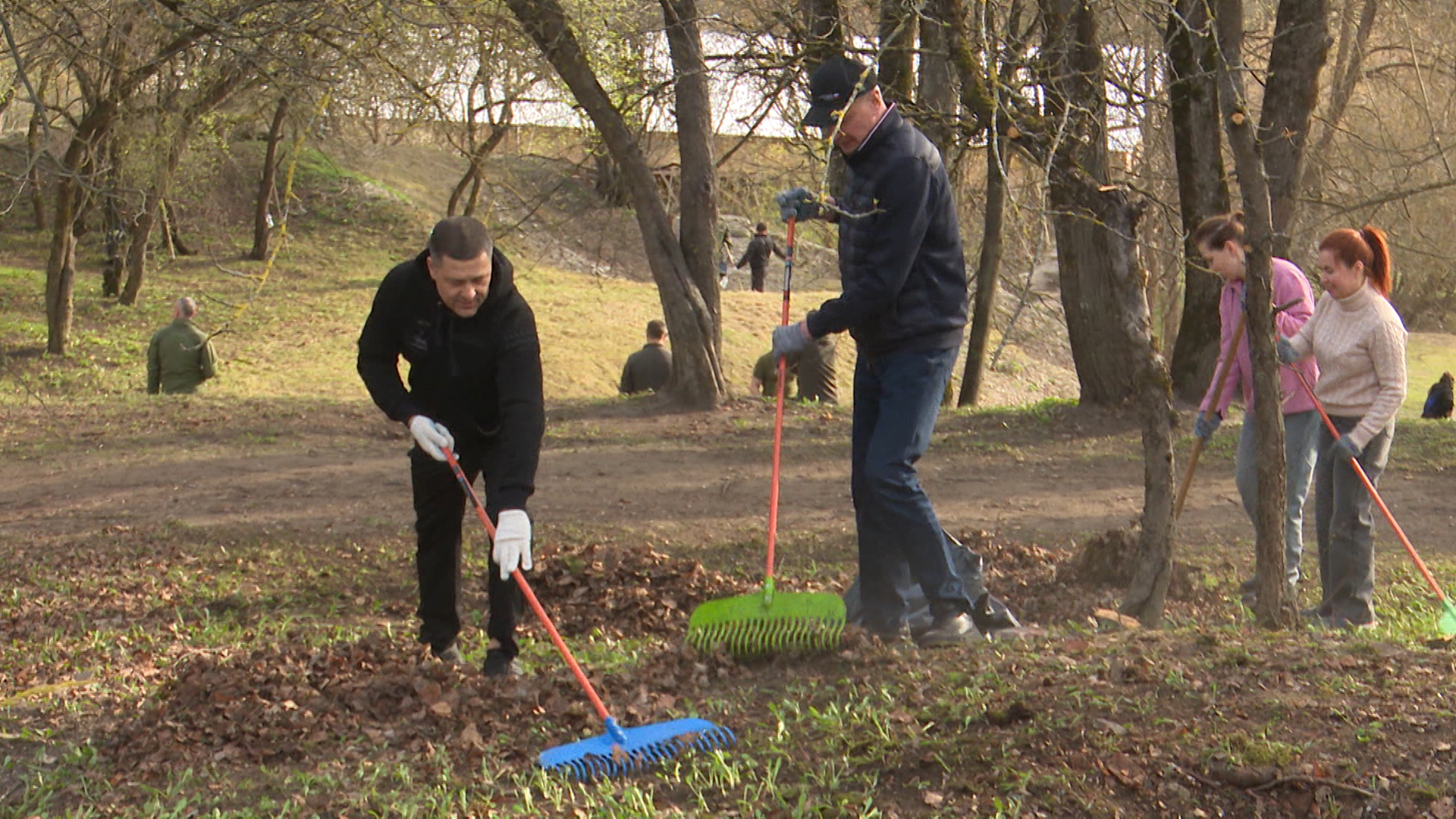 Губернатор Михаил Ведерников вместе с сотрудниками регионального правительства вышел на субботник