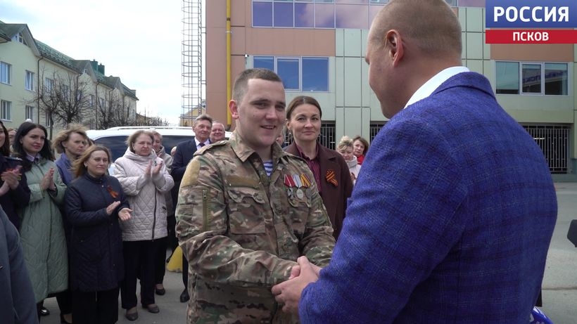 Автомобиль с ручным управлением вручили ветерану СВО в Псковской области