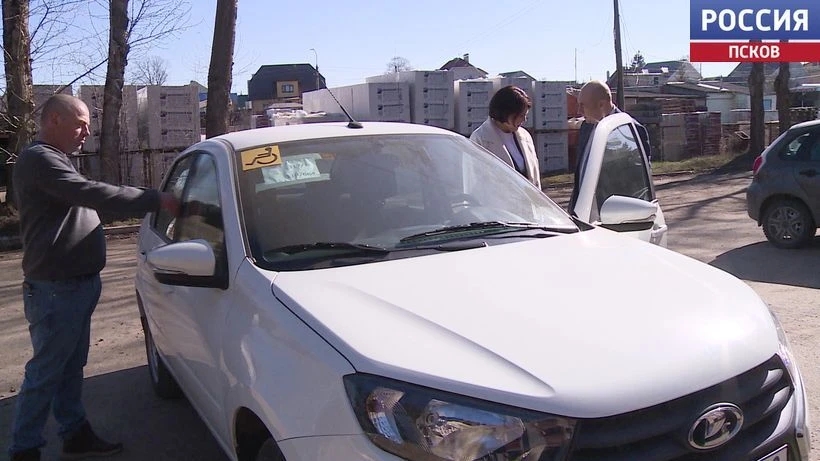 Чтобы обучиться или переобучиться вождению. В Великие Луки передали машину для участников СВО с инвалидностью