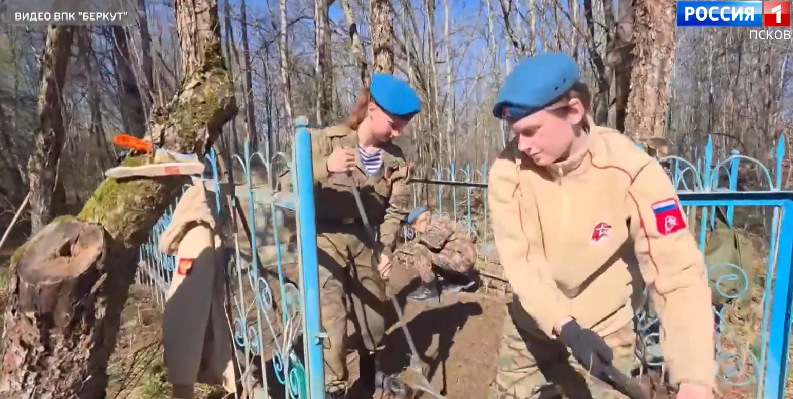 Юнармейцы Опочецкого района привели в порядок воинское захоронение у деревни Пошивалово