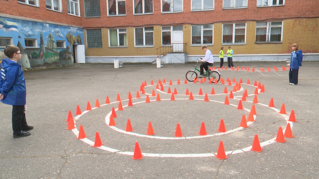 Проехать восьмеркой и оказать первую помощь. Юные инспекторы боролись за победу в конкурсе "Безопасное колесо"