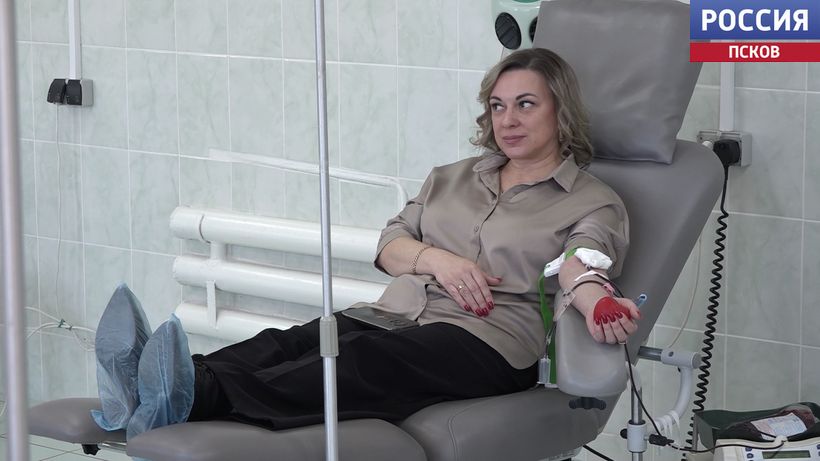Сотрудники великолукских предприятий сдали кровь в День донора