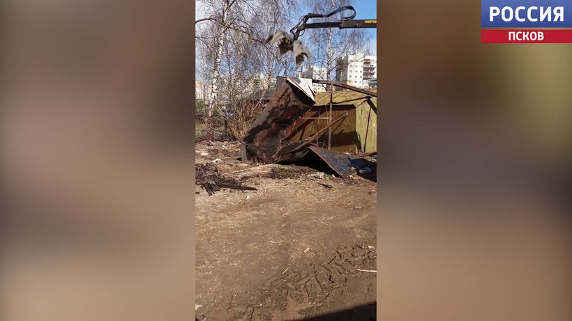 В Пскове демонтировали два незаконных гаража на улице Крестки
