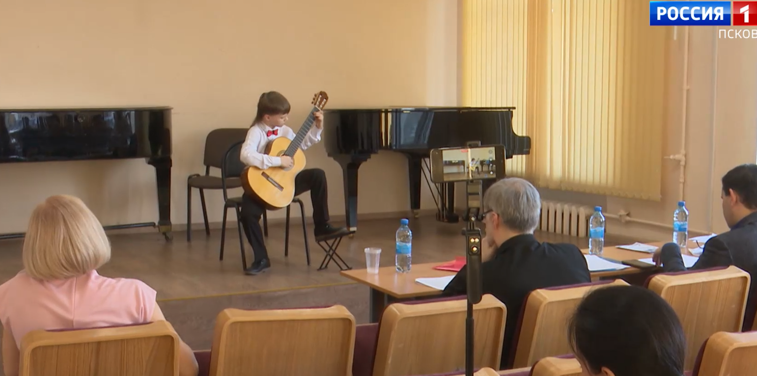 Главный приз – гитара от мастера Виталия Пахомова: в Пскове подводят итоги конкурса "Гитар-соло, гитара-плюс"