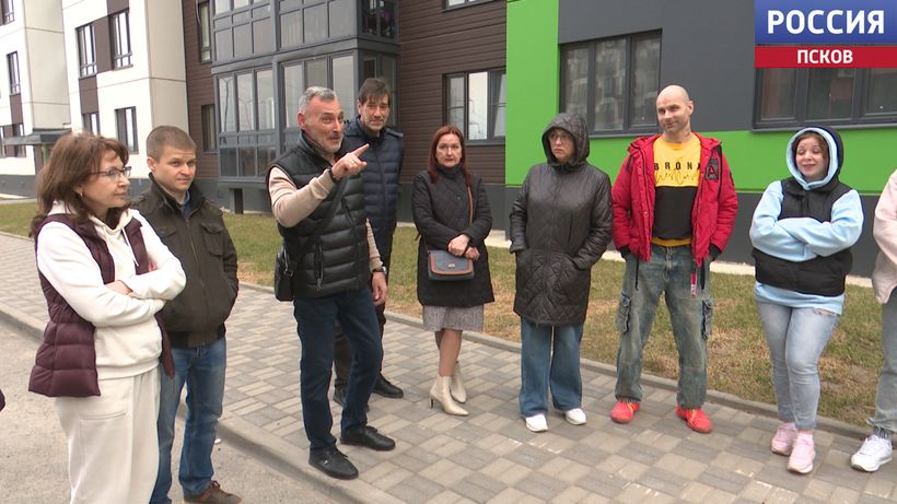 Забитая канализация и грязные фасады. Жители новостройки в Хотицах недовольны работой управляющей компании