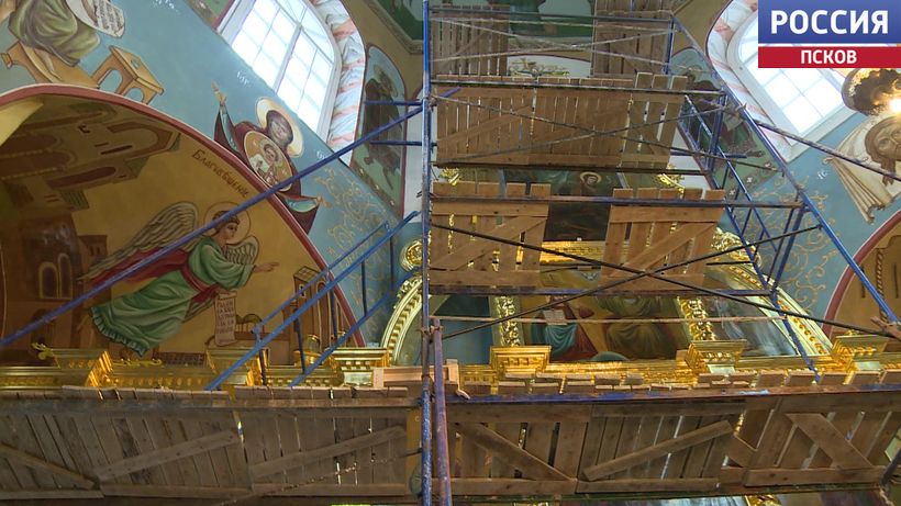 Царские врата и иконы весом под сотню килограммов: как в Печорах собирают иконостас храма XIX века