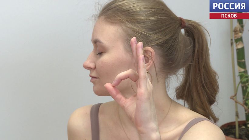 Больше 20 псковичек освоили базовые асаны на занятии по йоге во Всемирный день здоровья