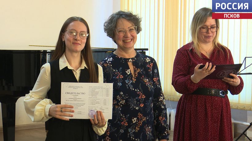 В Пскове состоялся очередной выпуск учеников школы "Камертон". Кто и чему учит в ней юные дарования?