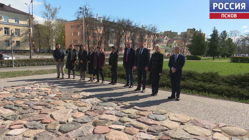 Китайская делегация в Пскове: возложение цветов и рабочие встречи