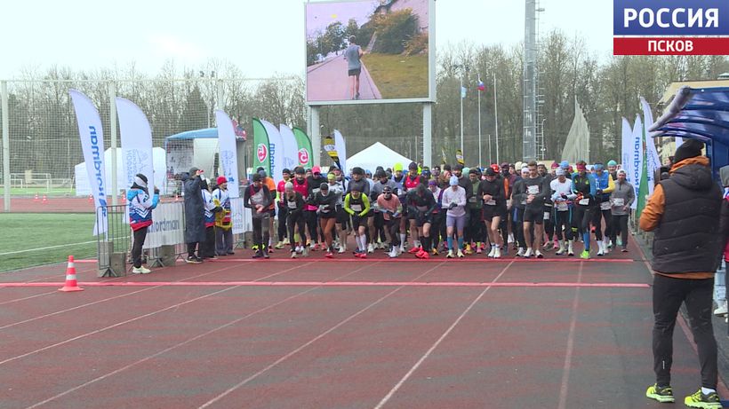 1,3 тысячи бегунов, снег и предложение на финише: как прошел "Псковский марафон-2026"