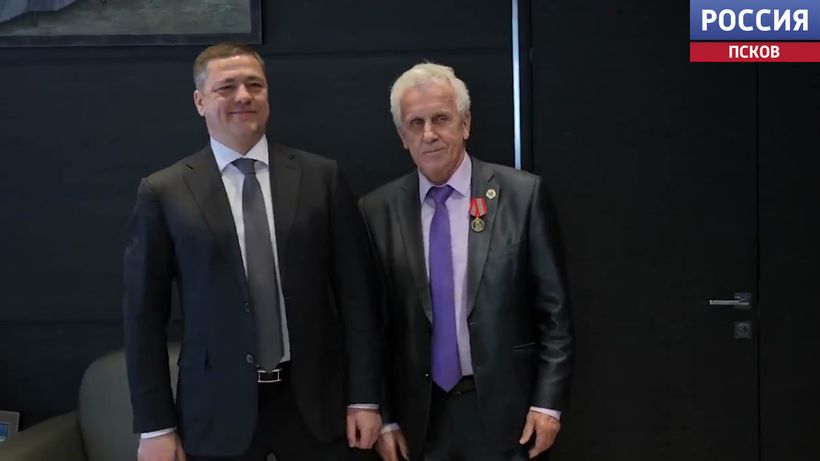 Губернатор Михаил Ведерников вручил медаль "Александр Невский с дружиной" главе Совета ветеранов Николаю Груздову