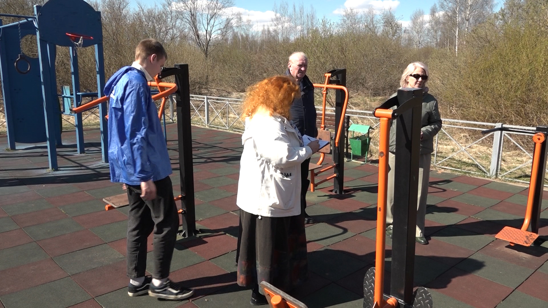 Депутаты Великих Лук проверили детские площадки и нашли нарушения