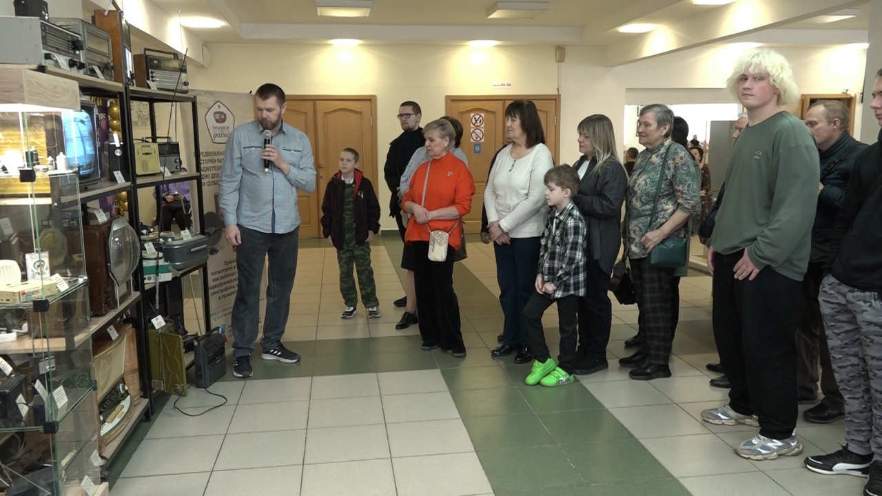 "Голос Победы" и радиола с пультом: передвижная выставка Псковского музея радио завершила путешествие по региону в Великих Луках