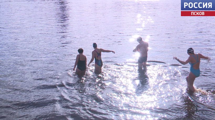 Псковские пловцы отрабатывают технику в реке Великой перед чемпионатом России по зимнему плаванию