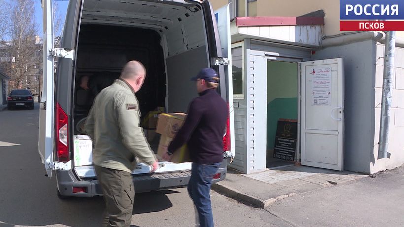 Спальники, маскировочные сети и медикаменты: псковские партийцы и волонтеры собрали груз для бойцов и гражданских