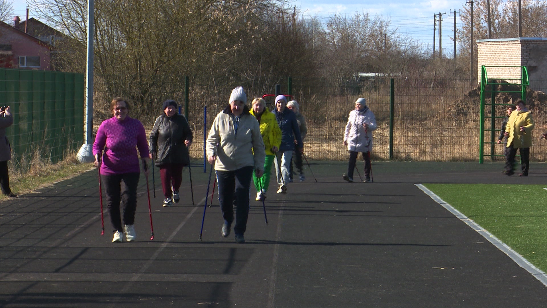"Шаги к жизни": пенсионеры Псковского района прошли 10 тысяч шагов на стадионе в Писковичах