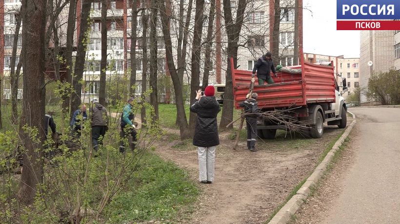 Поработали на улице Рабочей. Единороссы вместе с местными жителями провели субботник в Великих Луках