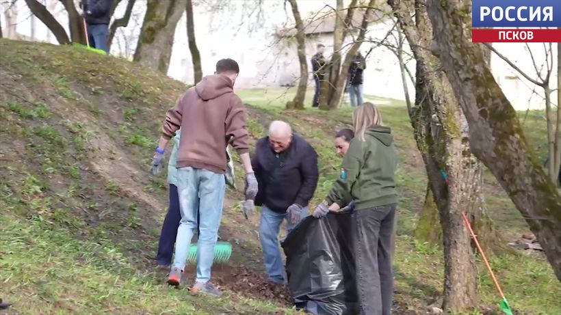 Переселенцы из Европы приняли участие в большом субботнике в центре Пскова 