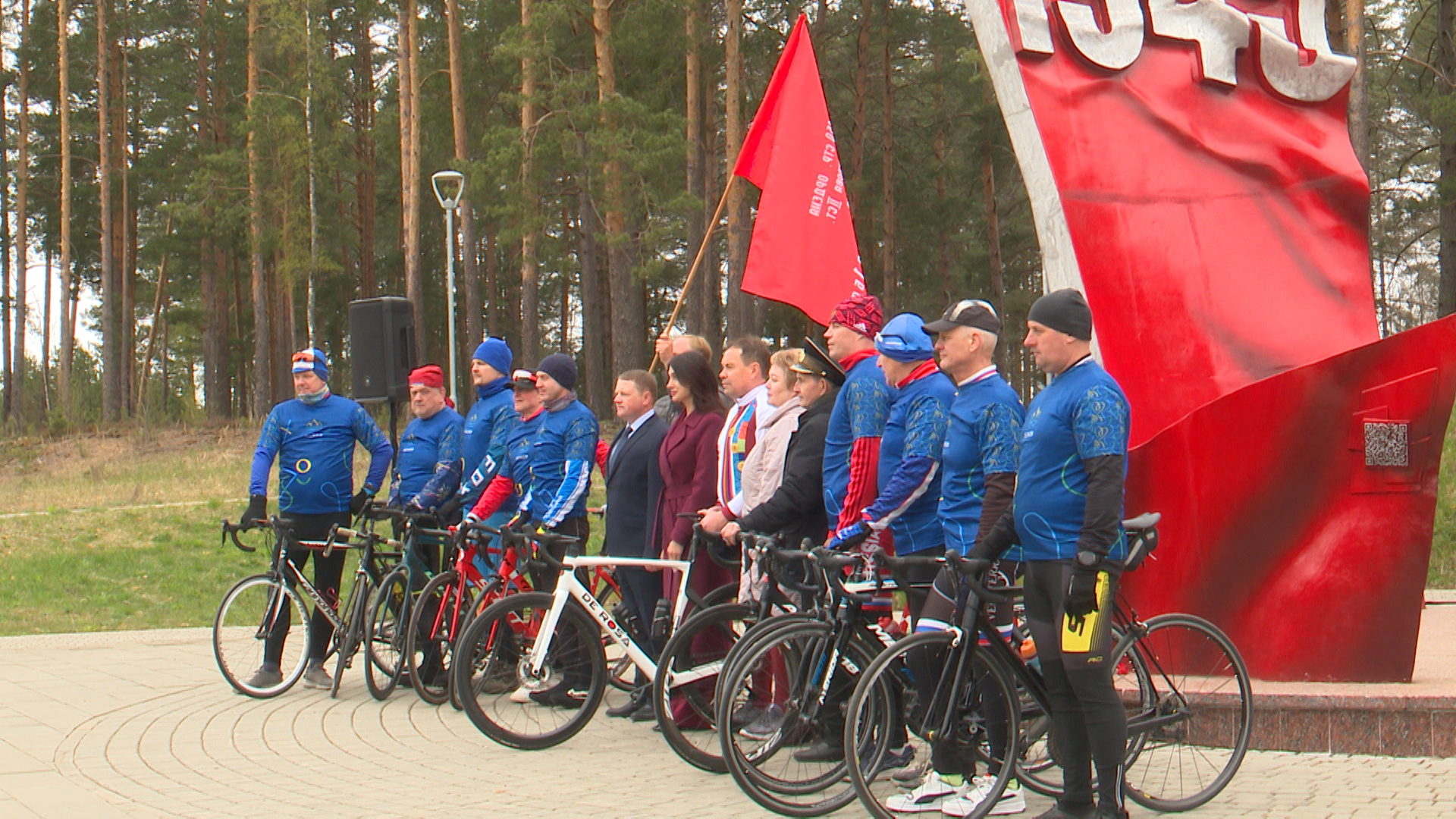Общая история. Участники велопробега от Идрицы до Полоцка передали братскому народу копию Знамени Победы