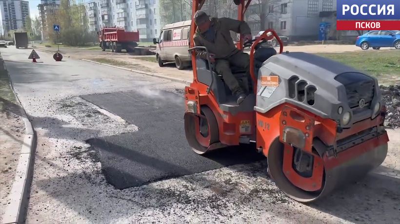 Водитель скорой показал пример, а дорожники сделали вывод: яму в Овсище заасфальтировали