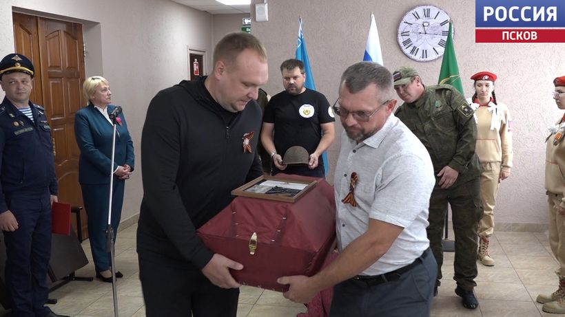 "Долгим был путь бойца домой — целых 85 лет": останки погибшего под Великими Луками в 1941-м бойца передали родственникам
