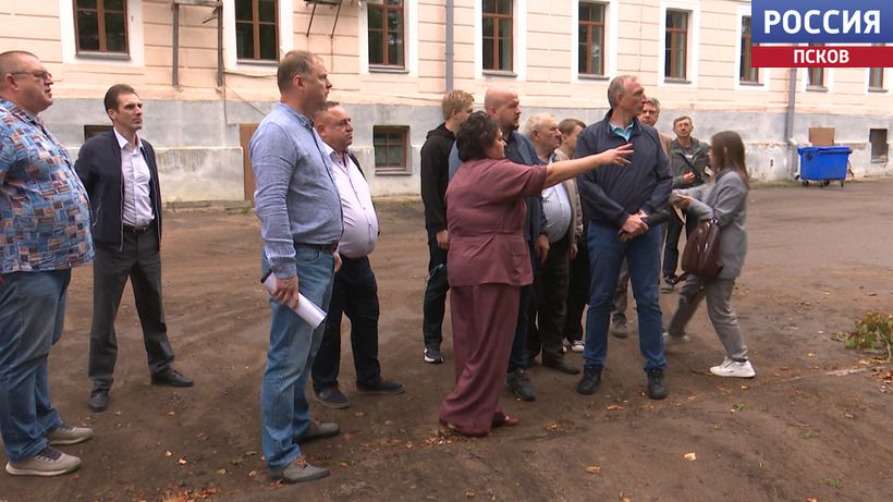 Юрий Бурлин проверил ремонт Советской, школы и ТОСы в центре Пскова