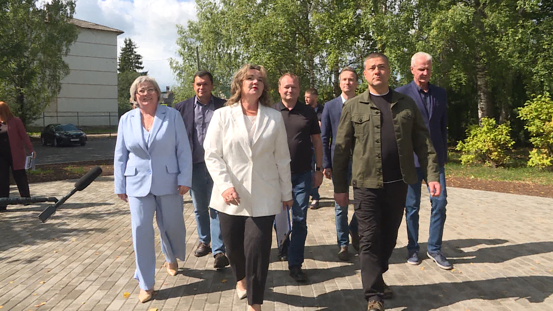 Михаил Ведерников оценил модельную библиотеку, школу и женскую консультацию в Плюссе и Стругах Красных