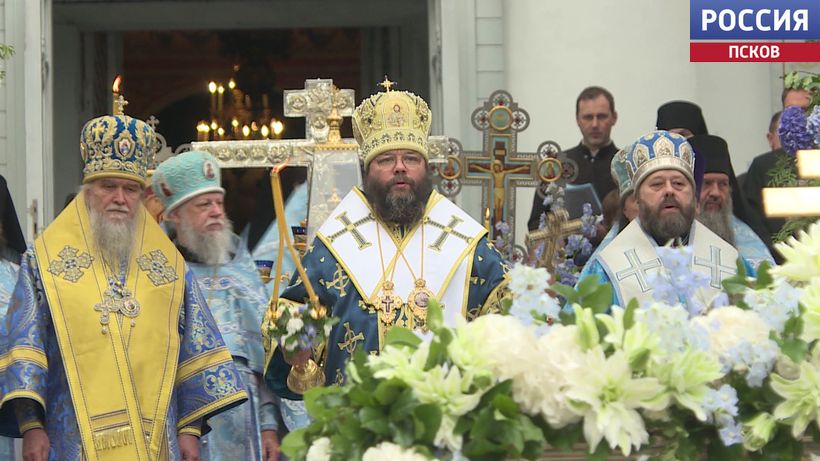 Крестный ход с иконой весом 300 килограммов прошел в Псково-Печерском монастыре