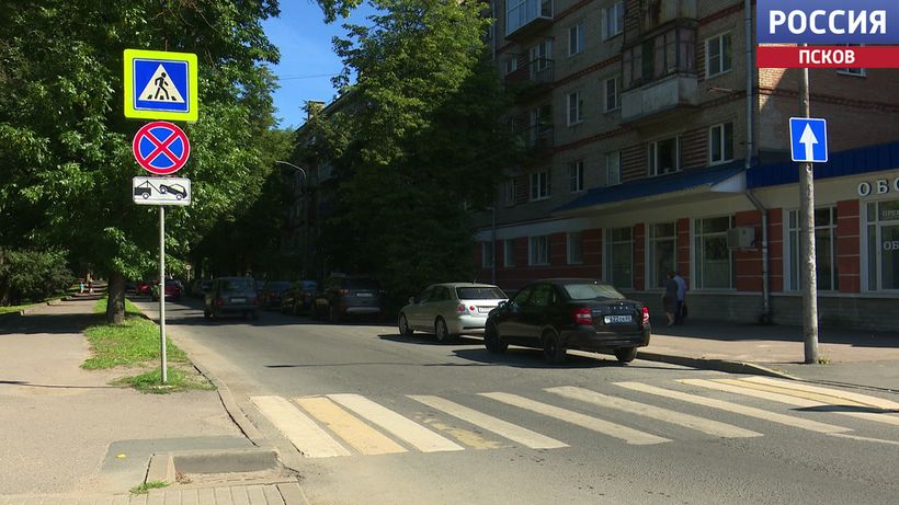 Теперь только с левой стороны. В Пскове на улице Кузнецкой изменились правила парковки