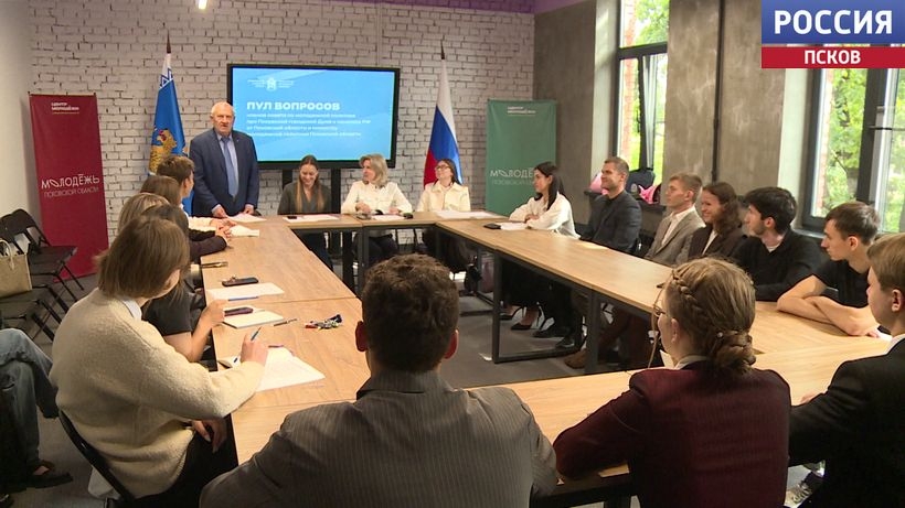Диалог с сенатором: молодежный совет Псковской городской Думы встретился с Натальей Мельниковой