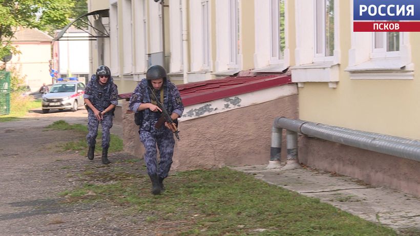 Росгвардейцы отработали захват вооруженных старшеклассников в псковской школе