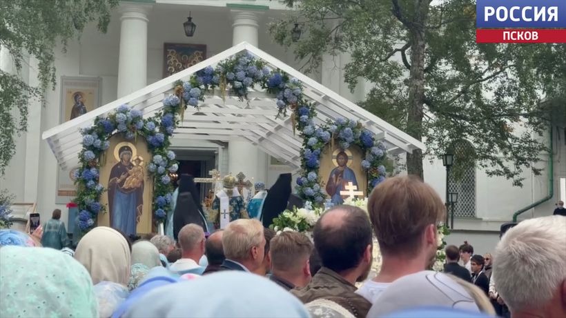 В Псково-Печерском монастыре проходят торжественные богослужения в честь Успения Пресвятой Богородицы