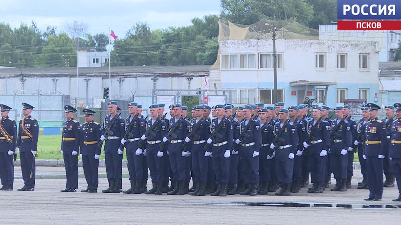 Десантники Пскова отметили День ВДВ - у памятника Маргелову почтили героев