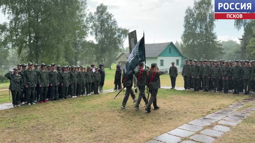 300 курсантов прошли обучение в летних сменах Центра "ВОИН" в Великолукском районе