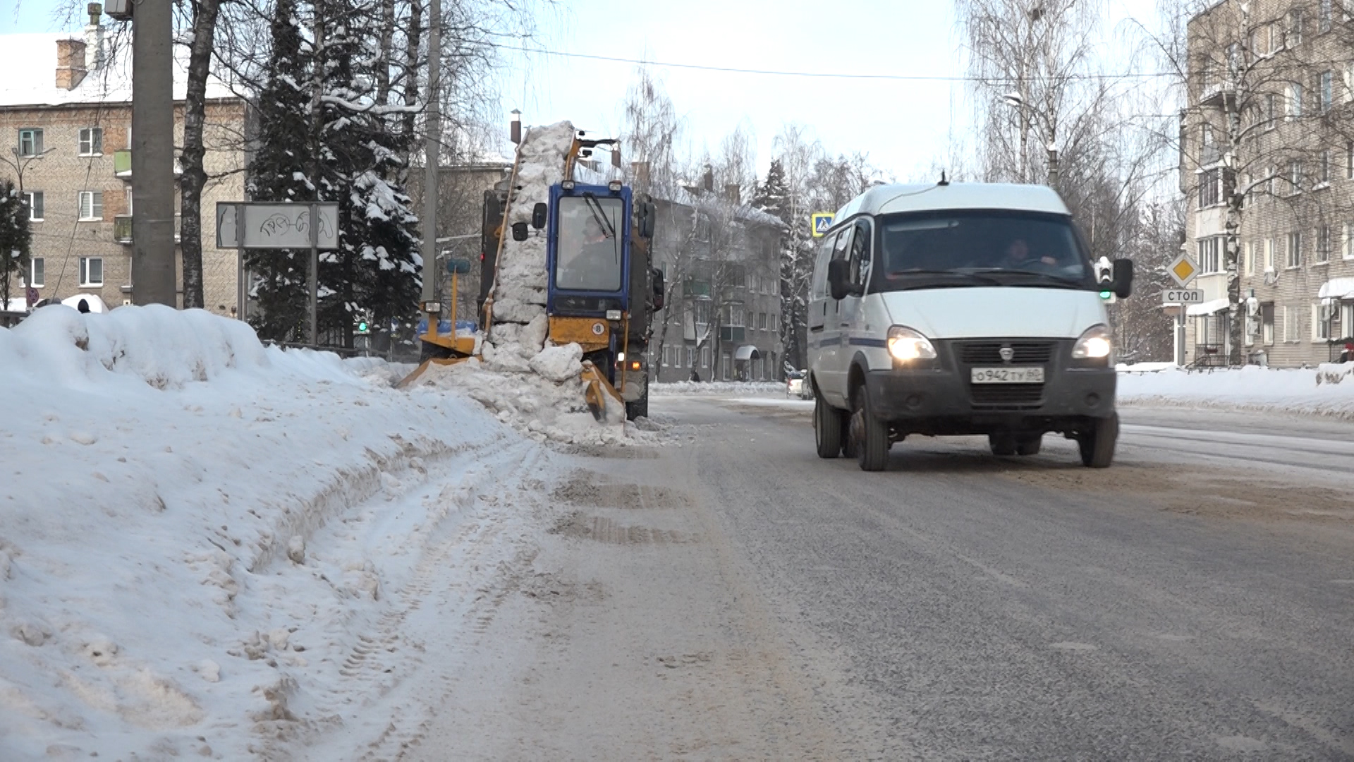 Чистят круглосуточно. Юг области засыпало снегом