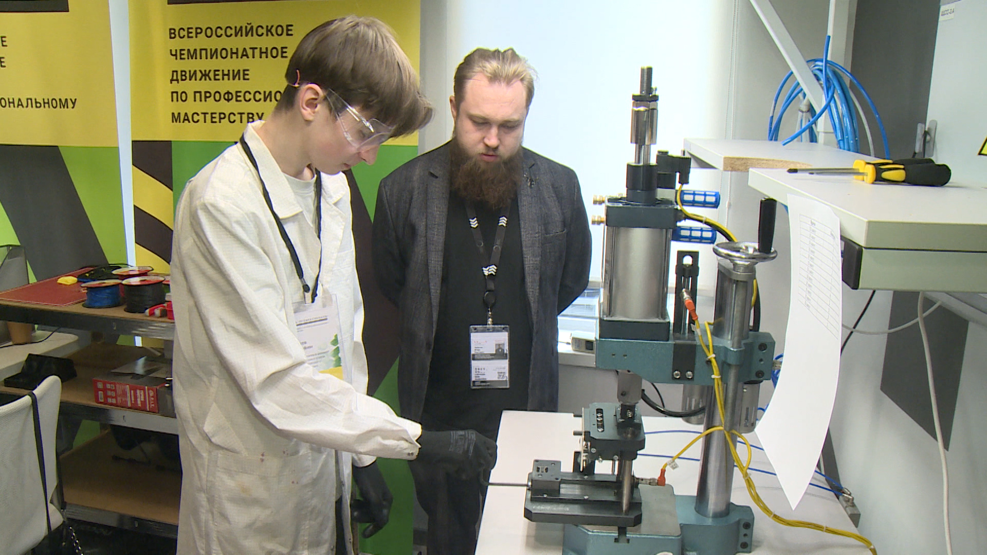 Решают реальные задачи. Псковские школьники соревнуются в диагностике и ремонте электроники