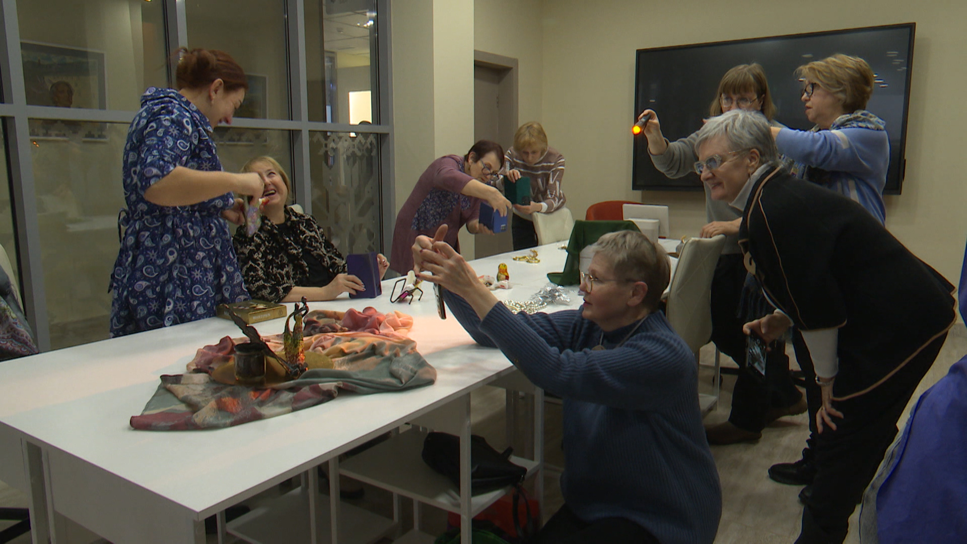 Достаточно смартфона и любопытства. Как проходят встречи участников клуба фотографов-любителей "Серебряный ангел"?