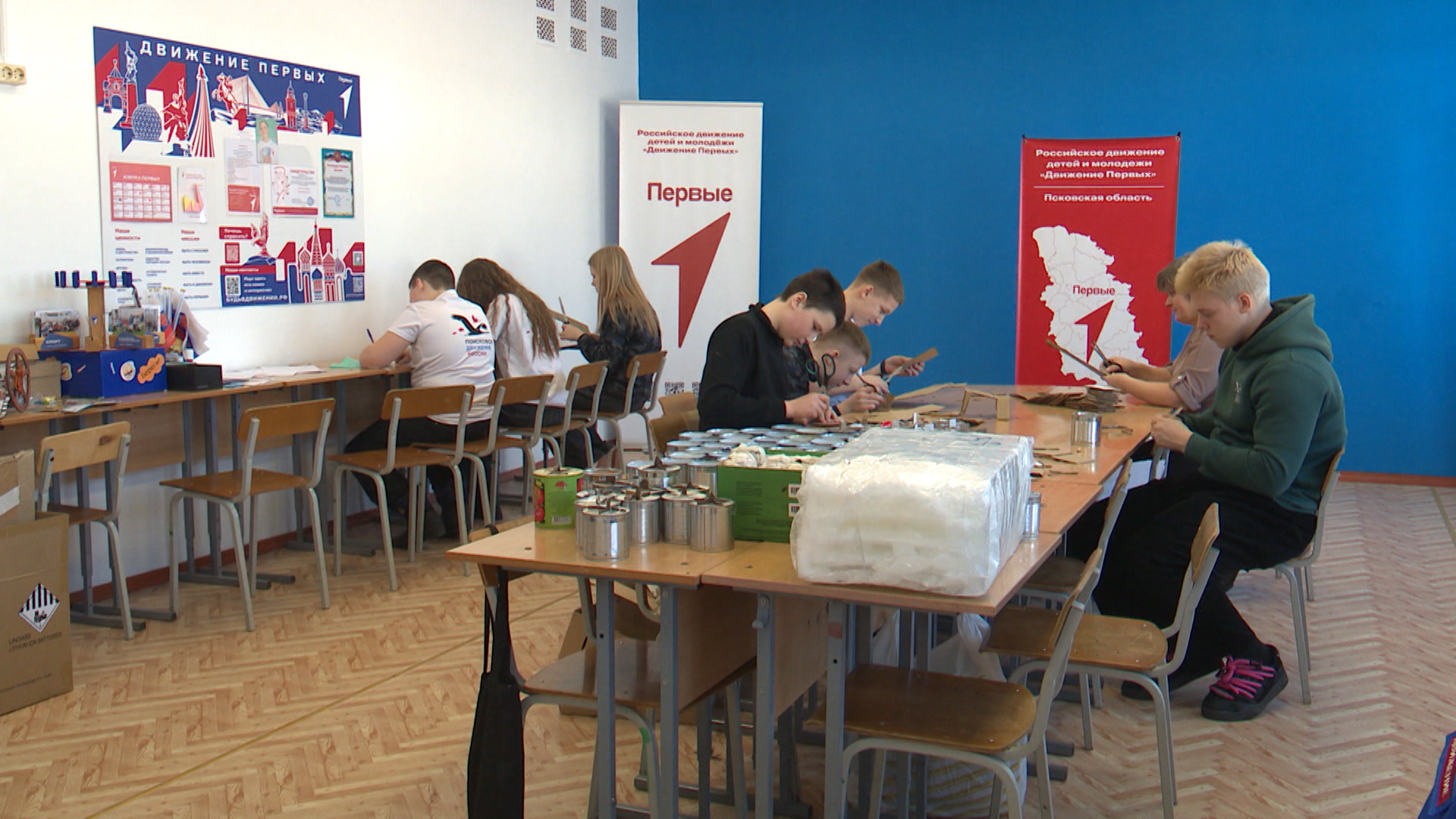 Молодежный поисковый отряд "Журавли" передал бойцам на СВО партию окопных свечей