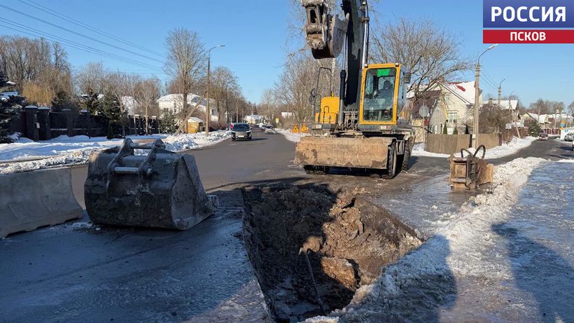 "Фонтан" на Красноармейской: прорыв трубы в Пскове попал в соцсети