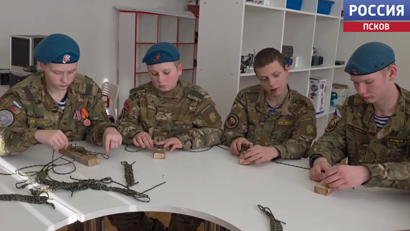 Курсанты "Беркута" из Опочки сплели для бойцов 76-й дивизии браслеты из паракорда
