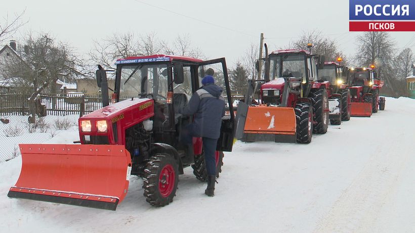 Дновские коммунальные службы получили новую технику для улучшения обслуживания территорий