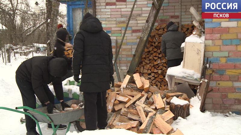 Складывают дрова и чистят дорожки. Пыталовские волонтеры помогают пожилым людям и семьям участников СВО 