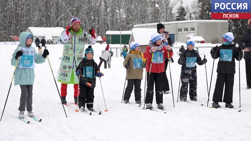 Любители и профессионалы в одном строю. Сотни любителей лыж собрал массовый забег в Великих Луках