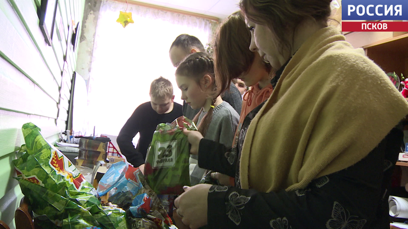 Сладости, открытка и теплые носки. Волонтеры Гдовского района готовят подарки для бойцов, что еще отправят на передовую?