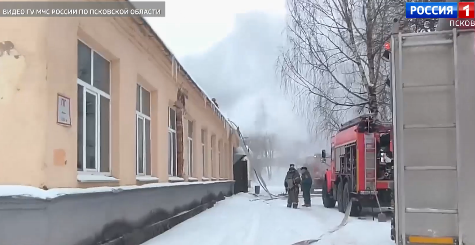 Два десятка пожарных и пять единиц техники. В Псковском агроколледже сегодня произошел пожар